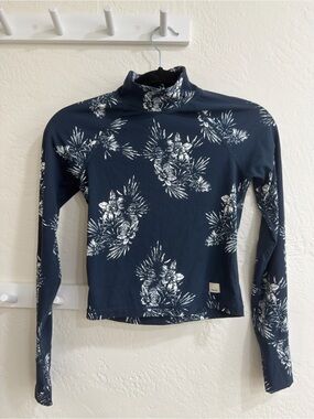 Vuori Marine Mock Neck | Navy and White Floral | size: Xsmall